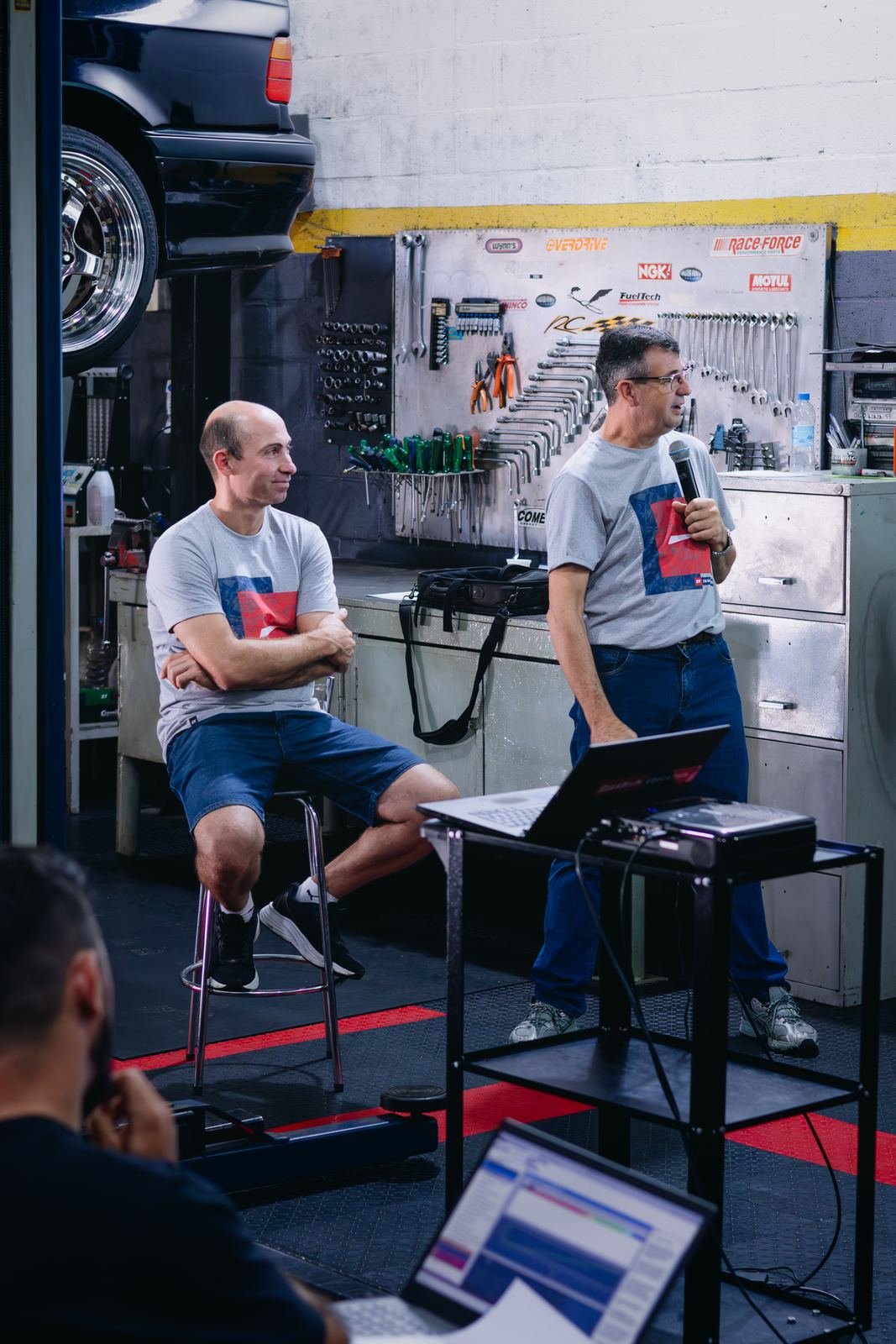 Discussão técnica durante o acerto